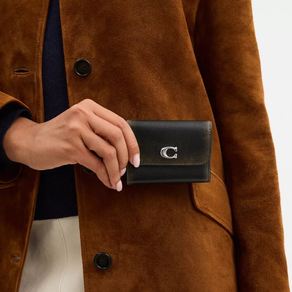 Essential Card Holder Wallet in Loved Leather